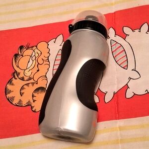 NWOT,NIKE Vintage,Deluxe Water Bottle with Hand Grips & Protective Top Cover